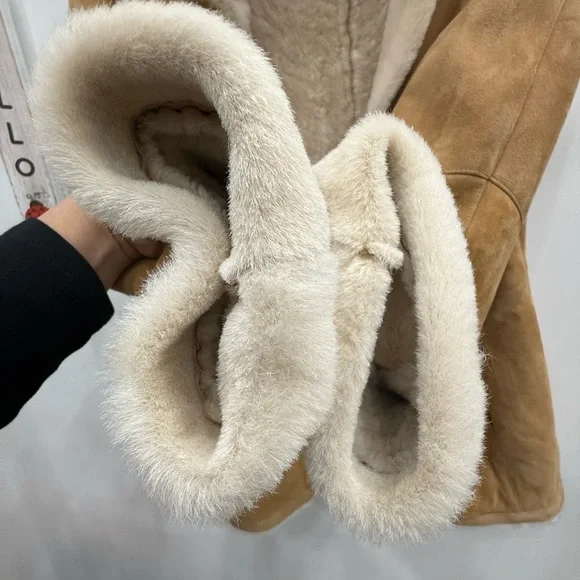 Danier 💯 % Sheepskin Suede Jacket - Picture 9 of 17